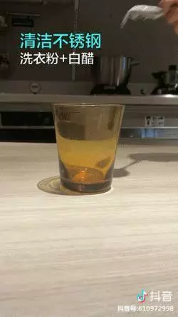把【毛巾】塞進【塑膠瓶】裡,全家搶著用,居家出外很方便,早點知道就好了!