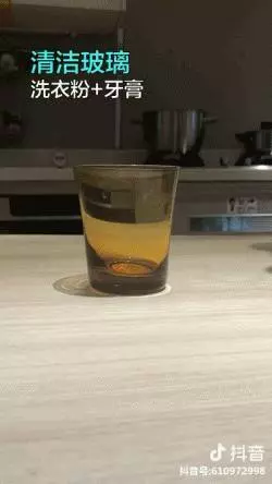 把【毛巾】塞進【塑膠瓶】裡,全家搶著用,居家出外很方便,早點知道就好了!