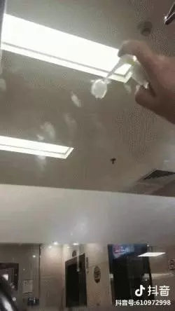 把【毛巾】塞進【塑膠瓶】裡,全家搶著用,居家出外很方便,早點知道就好了!