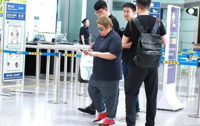 韓紅現身,網友:這是減肥成功了?旁邊的神秘男子是誰?
