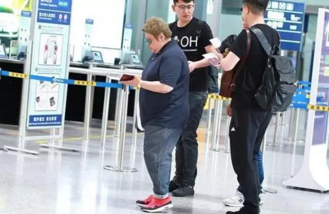 韓紅現身,網友:這是減肥成功了?旁邊的神秘男子是誰?