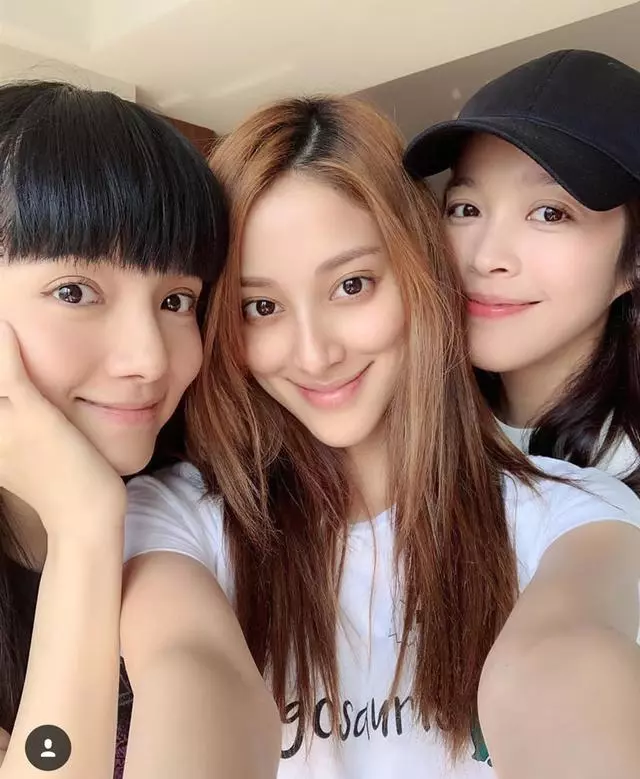 陳凱琳產後6天首次曬出素顏自拍照,臉頰尖尖氣色好被贊只有18歲,完全不像剛生孩子!