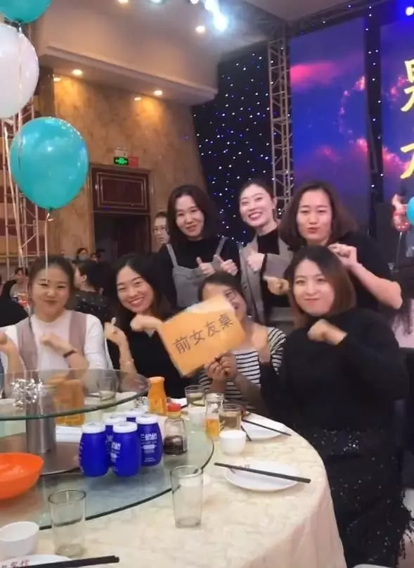 婚禮設「前女友桌」竟有7人現身!網友一看顏值:新郎真會交女友!
