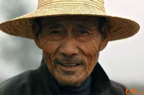 老漢山中打獵,救了一隻受傷的小狼。那晚他在門上挖了個孔,結果看到。。。 |