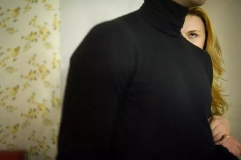 23個男生看不出的「女生對你有意思的跡象」 如果她坐下時「鞋子脫一半」就快點告白吧!