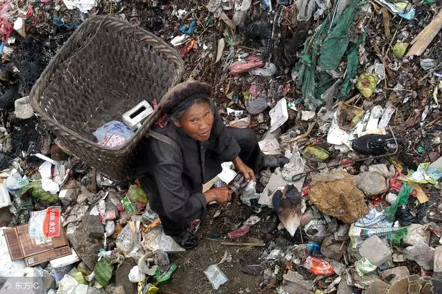 撿破爛的老母親,穿著破舊衣衫參加兒子婚禮,沒想到親家夫妻看見她卻「下跪謝恩」!