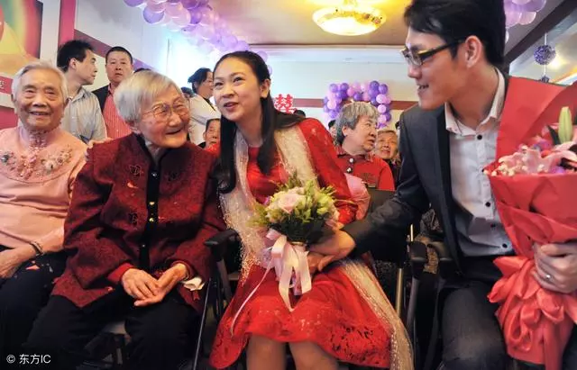 撿破爛的老母親,穿著破舊衣衫參加兒子婚禮,沒想到親家夫妻看見她卻「下跪謝恩」!