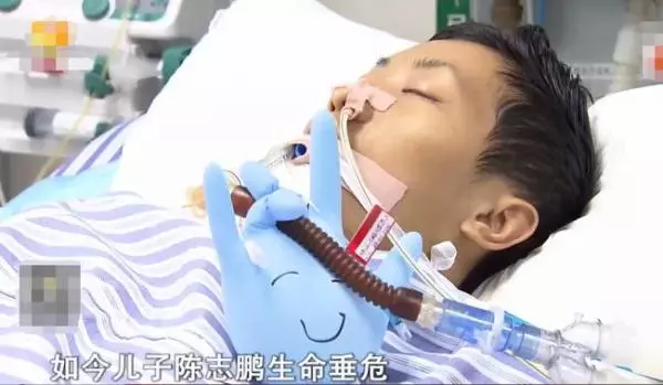 20歲大學生躺在重症監護室,唯一心愿見父親一面,父親:我管不了