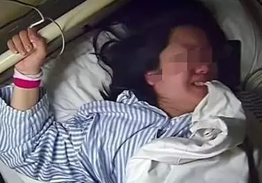 妻子挺過難產生下女兒,丈夫接過孩子卻說:去找你女兒的親生父親