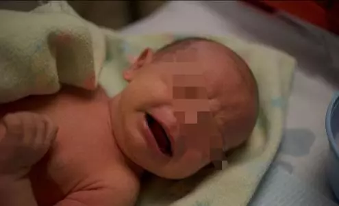 妻子挺過難產生下女兒,丈夫接過孩子卻說:去找你女兒的親生父親