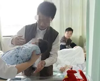 妻子挺過難產生下女兒,丈夫接過孩子卻說:去找你女兒的親生父親