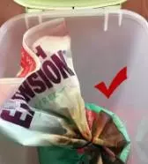 家狗狗吃狗糧吐血身亡!這種儲存不當狗糧你還敢喂嗎?