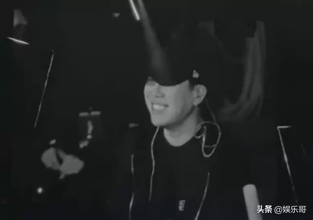 林俊傑忘詞亂唱,胡彥斌露出微笑,網友:行走的CD被幹掉
