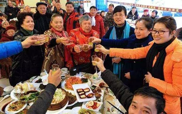 兒女個個功成名就,父親入土後鎖門離去,屋內傳出哭聲,大夥愣了