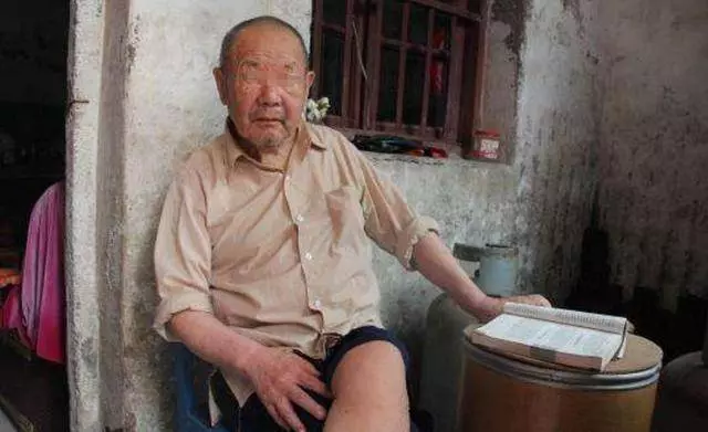 兒女個個功成名就,父親入土後鎖門離去,屋內傳出哭聲,大夥愣了