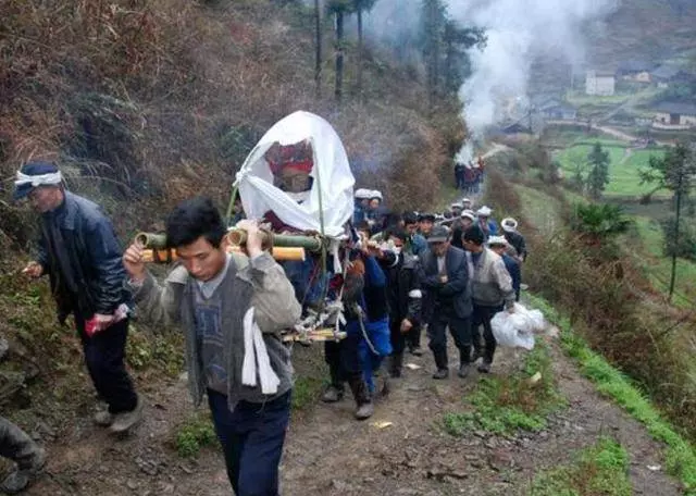 兒女個個功成名就,父親入土後鎖門離去,屋內傳出哭聲,大夥愣了