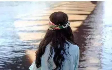 女 人 這 裡 發 黑,暗 示 子 宮 裡 面 毒 素 太 多 了!