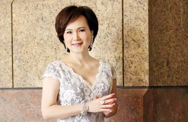沈春華「歡慶60大壽」美女主播全到齊!結婚20多年「與老公普吉島銀婚」一家4口超幸福
