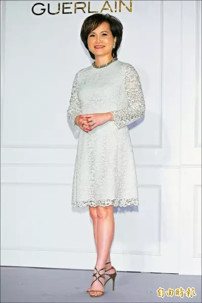 沈春華「歡慶60大壽」美女主播全到齊!結婚20多年「與老公普吉島銀婚」一家4口超幸福
