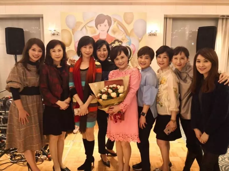 沈春華「歡慶60大壽」美女主播全到齊!結婚20多年「與老公普吉島銀婚」一家4口超幸福