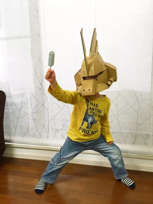 讓兒子戴去學校超威~日本天才老爸打造「紙箱製頭盔」 神還原鯉魚王