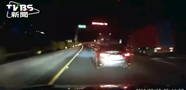 國道閃大燈請讓路?警:不可以!罰緩3-6000,但是警察教你用一招對付烏龜車,超好用!