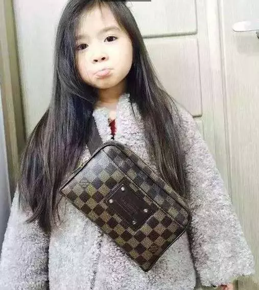 5歲小女孩太萌「收服阿拉伯土豪」全家被接過去住,「現在長相曝光」網直呼:最年輕的富婆!