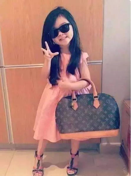 5歲小女孩太萌「收服阿拉伯土豪」全家被接過去住,「現在長相曝光」網直呼:最年輕的富婆!