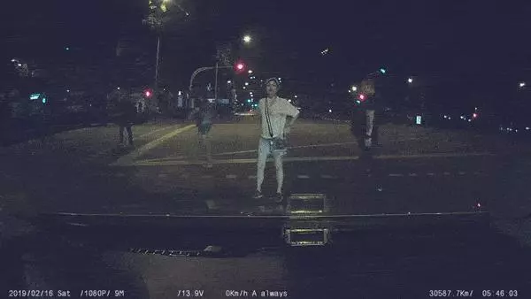 臉都丟光了,4名中國男女凌晨大鬧計程車,襲擊司機還這樣做,司機大喊救命!