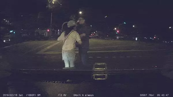 臉都丟光了,4名中國男女凌晨大鬧計程車,襲擊司機還這樣做,司機大喊救命!
