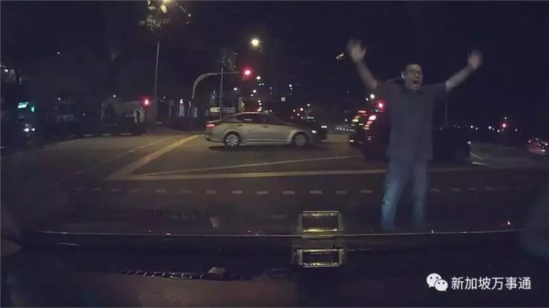 臉都丟光了,4名中國男女凌晨大鬧計程車,襲擊司機還這樣做,司機大喊救命!