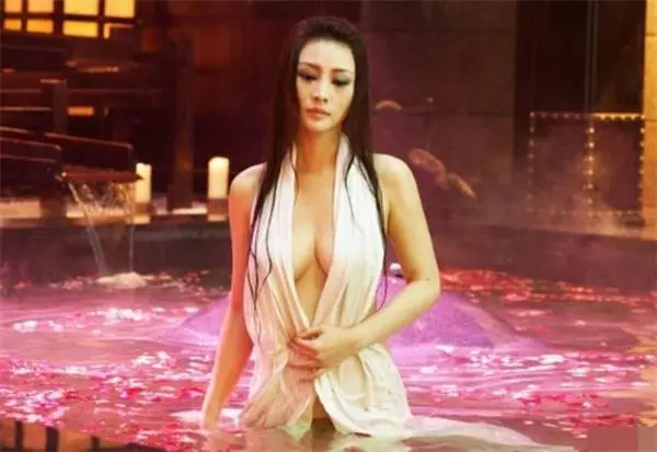 女星「一絲不掛」出浴圖,最後一位令人流鼻血流不停!