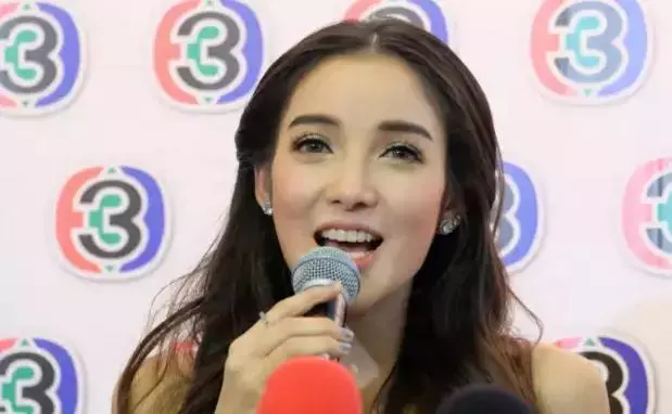 最狗血的女星 !叫了20多年的哥哥竟然是親爸,媽媽其實是奶奶 ?!!