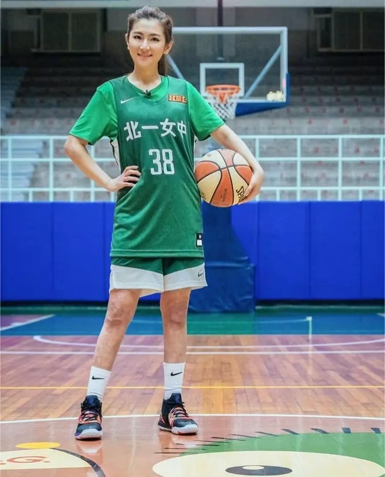 Selina穿上北一女小綠綠球衣 滿腿傷疤「勇敢的證明」