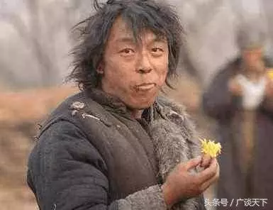 60億影帝黃渤去手機店買手機,服務員全嚇跑!誤以為他是農民竟直接說:手機很貴!