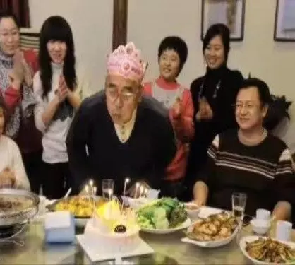 給父親辦壽宴,兒女們偷偷買了單,出門後老闆卻攔著不讓走:先把賬算完