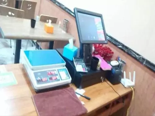 給父親辦壽宴,兒女們偷偷買了單,出門後老闆卻攔著不讓走:先把賬算完