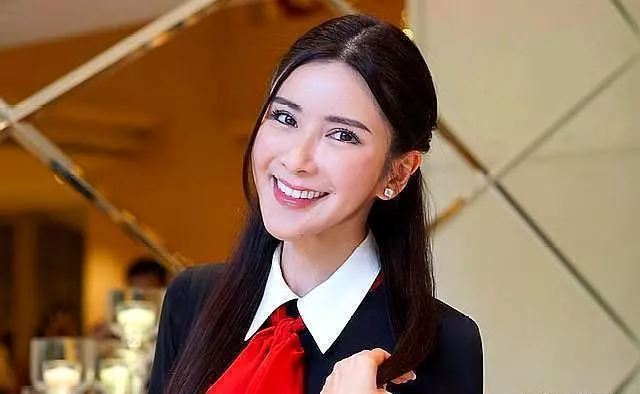 17歲當空姐,20歲閃婚嫁入豪門,離婚後每月獲天價生活費