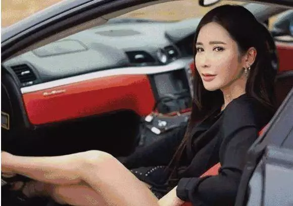 17歲當空姐,20歲閃婚嫁入豪門,離婚後每月獲天價生活費