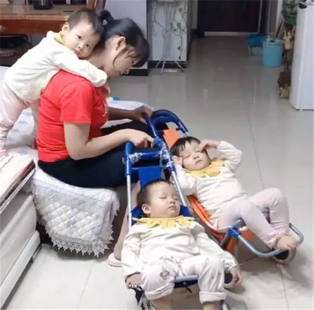 妻子和母親照顧3胞胎,妻子經常抱怨累,回家看到場面丈夫淚目