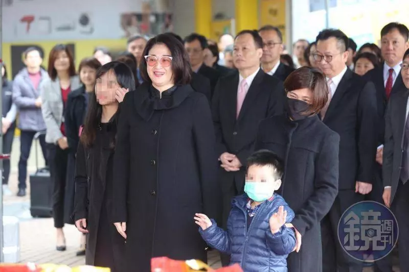 嚴凱泰遺孀「很早就接手集團」冠夫姓扛下重擔 4大老臣曝「她比嚴凱泰還厲害」不得不佩服她