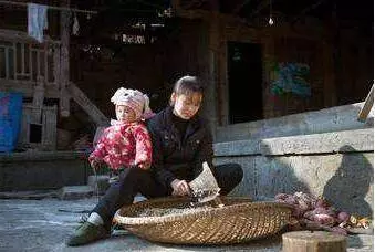 小三難產,男子求妻子撫養他的私生子,多年後門口來了豪車