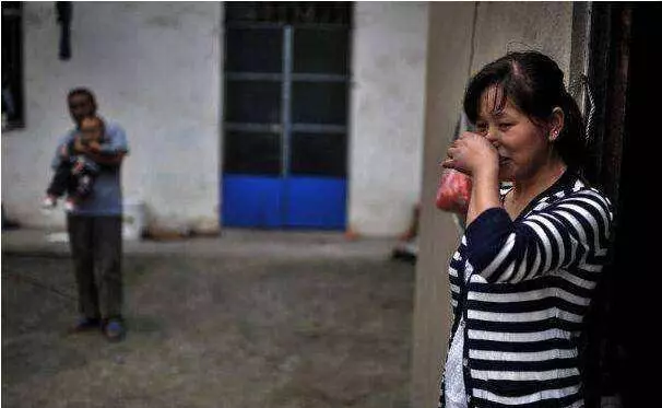 小三難產,男子求妻子撫養他的私生子,多年後門口來了豪車