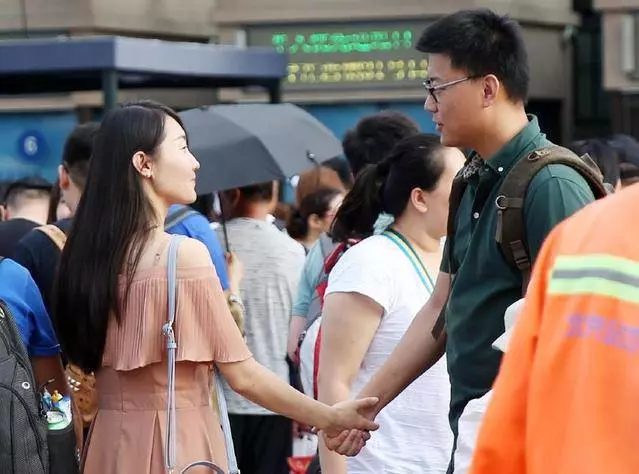 老婆在醫院照顧母親,我帶情人去唱歌,收到老婆視頻,如遭電擊!