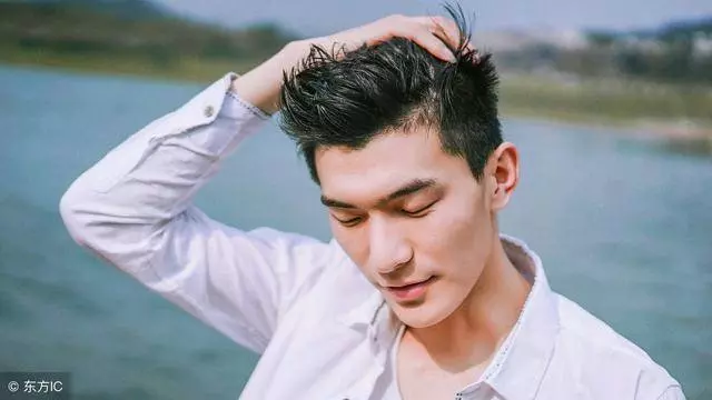 老婆在醫院照顧母親,我帶情人去唱歌,收到老婆視頻,如遭電擊!