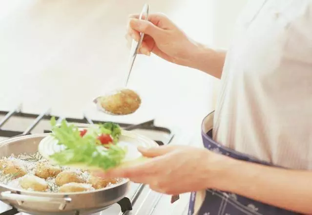 第一次見准公婆,吃飯時夾了塊自己做的排骨,准婆婆竟怒拍桌子