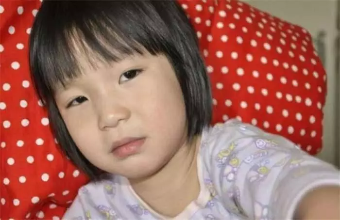 7歲女兒連續5天頭痛,醫生查不出問題,最後女兒無奈說出實情