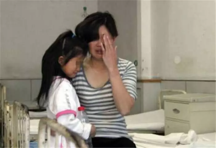 7歲女兒連續5天頭痛,醫生查不出問題,最後女兒無奈說出實情