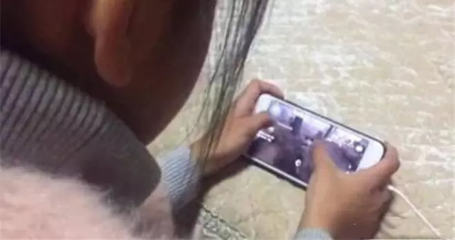 一起床就玩手機被媽媽罵 9歲女童上吊