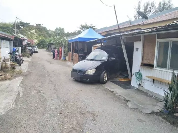 轎車撞入民宅,還不慎撞死一名3歲巫裔女童。